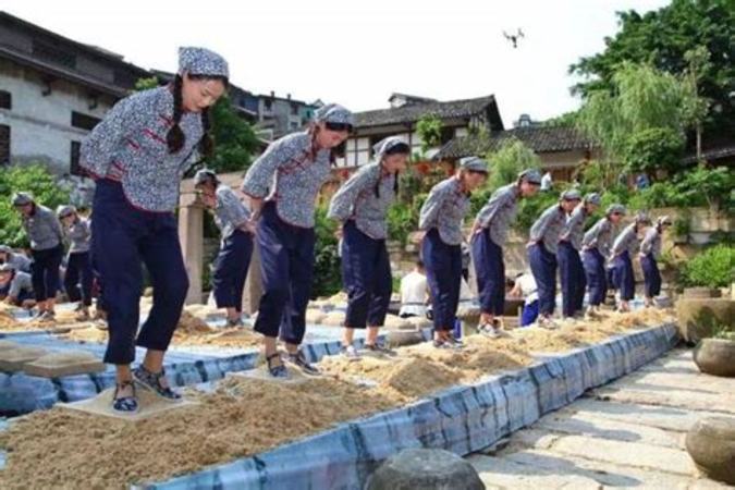 彩釉珍品茅臺(tái)酒瓶回收多少錢(qián),現(xiàn)在還有人回收茅臺(tái)酒瓶嗎